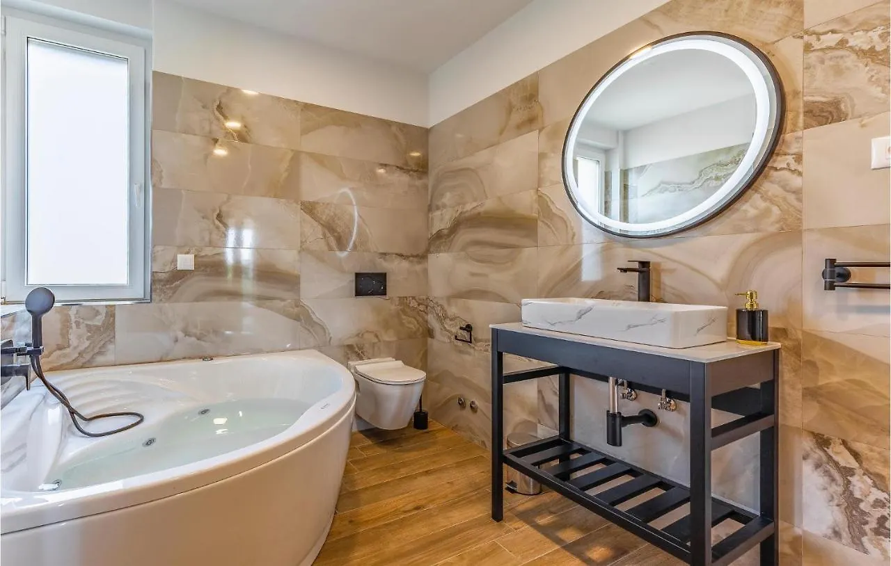 Beautiful Home In Porec With Kitchen Casa de Férias