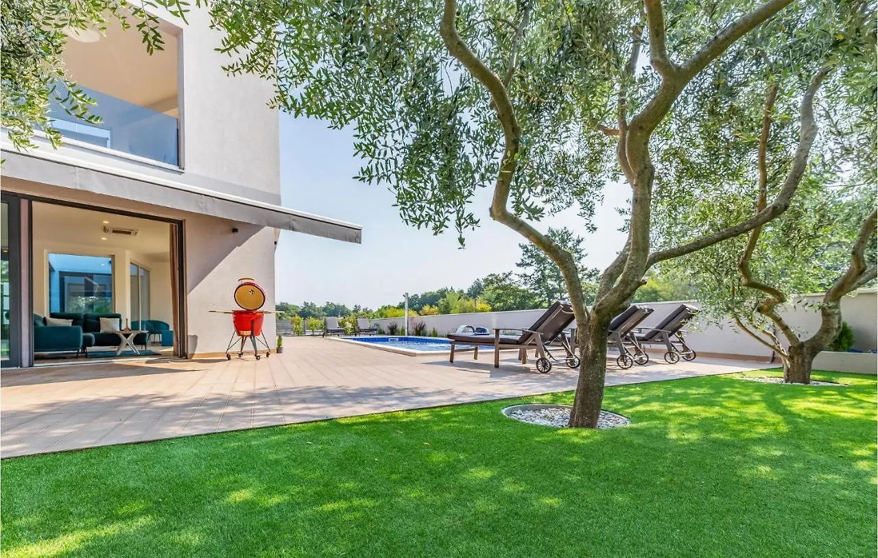 Holiday home Beautiful Home In Porec With Kitchen